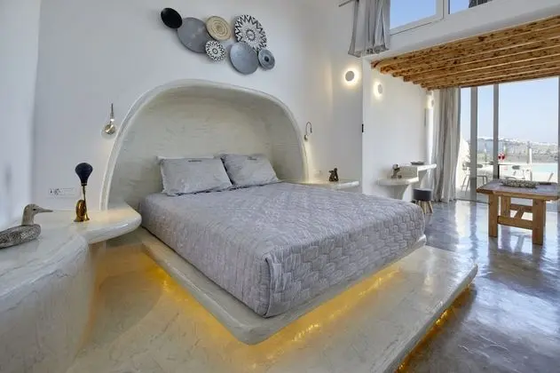 Cave Suite outdoor private pool, Caldera View
