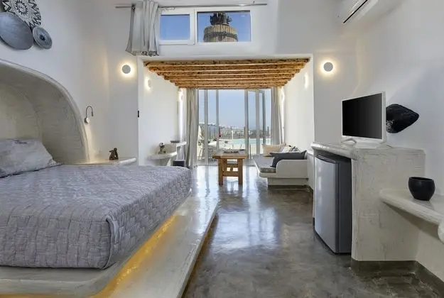 Cave Suite outdoor private pool, Caldera View
