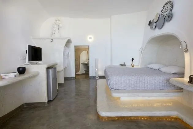 Cave Suite outdoor private pool, Caldera View