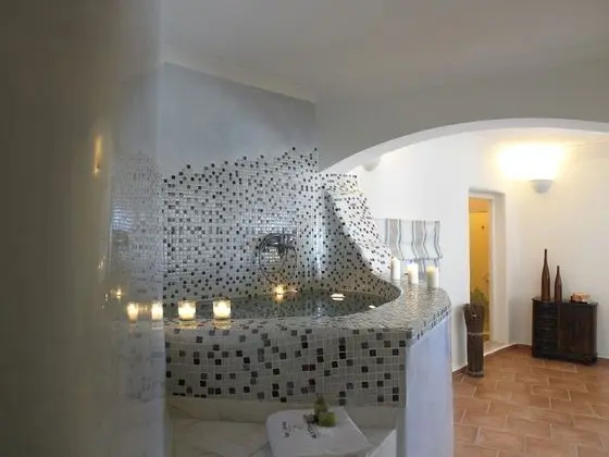 VIP Suite outdoor hot tub, Caldera View