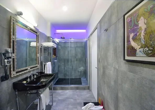 Üç Kişilik Oda, 1 En Büyük (King) Boy Yatak ve Çekyat