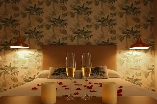 Romantic Stüdyo (Free Bottle of Sparkling Wine)