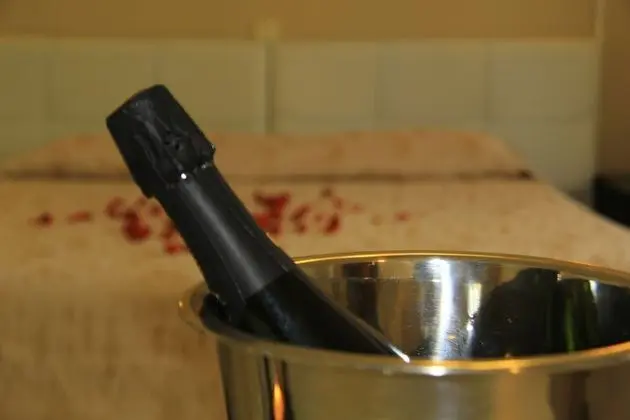 Romantic Stüdyo (Free Bottle of Sparkling Wine)