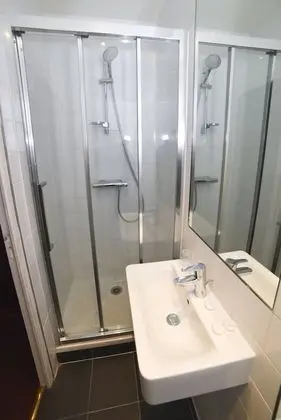 Üç Kişilik Oda