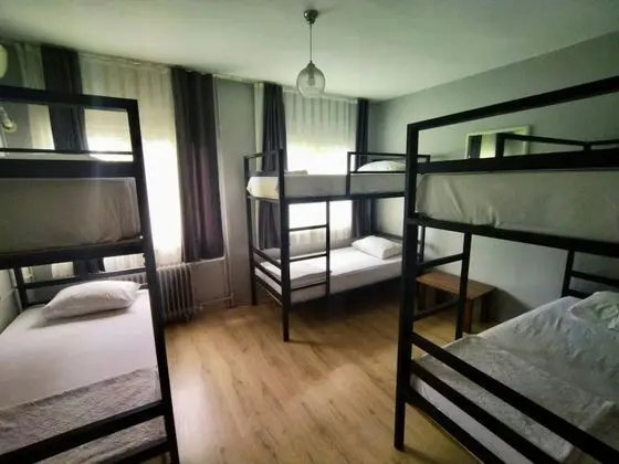 6 Yatakli Ortak Banyolu Karisik Dorm Oda
