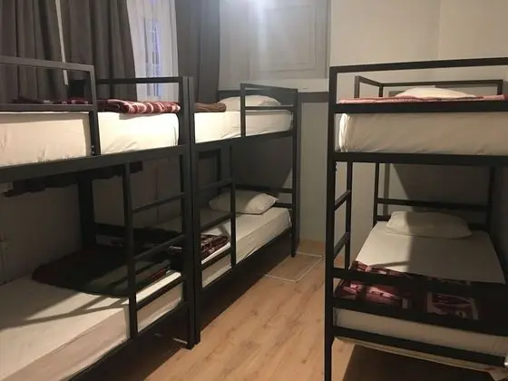 6 Yatakli Ortak Banyolu Karisik Dorm Oda