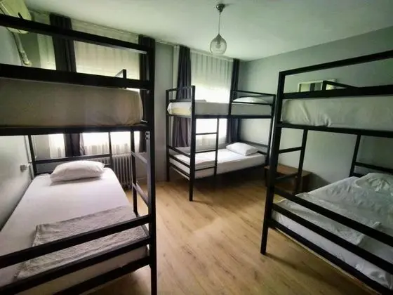 6 Yatakli Ortak Banyolu Karisik Dorm Oda