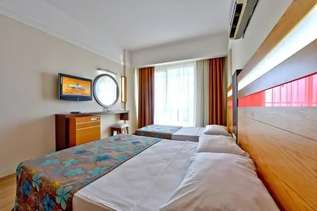 Standard Tek Büyük veya İki Ayrı Yataklı Oda (Land View)
