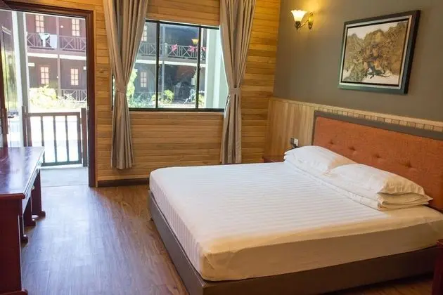 Deluxe Dört Kişilik Oda, Havuz Manzaralı