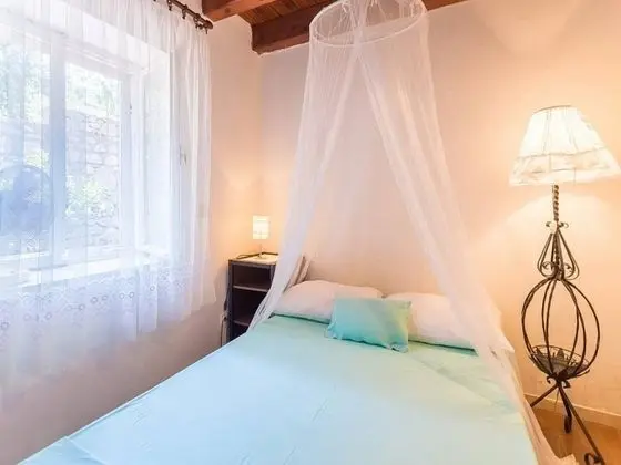 Ev (Three Bedroom Holiday House with Terr)