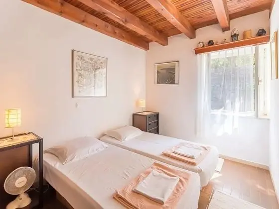 Ev (Three Bedroom Holiday House with Terr)