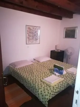 Ev (Three Bedroom Holiday House with Terr)