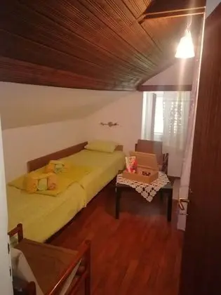 Ev (Three Bedroom Holiday House with Terr)