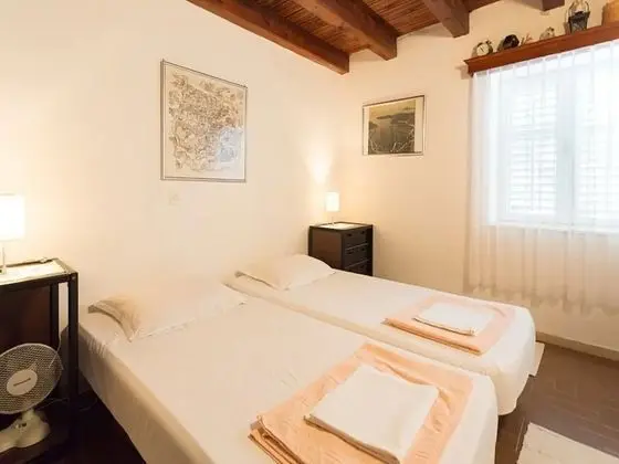 Ev (Three Bedroom Holiday House with Terr)