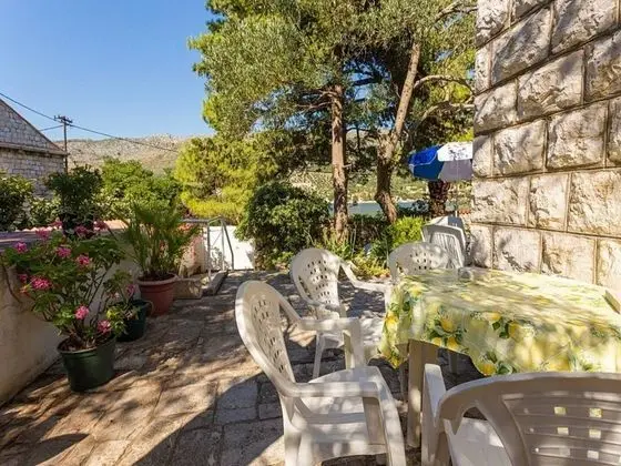Ev (Three Bedroom Holiday House with Terr)