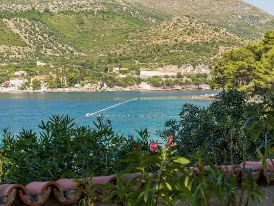 Ev (Three Bedroom Holiday House with Terr)