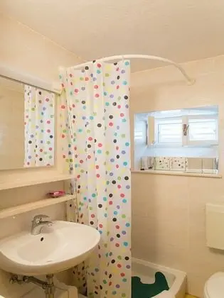 Ev (Three Bedroom Holiday House with Terr)