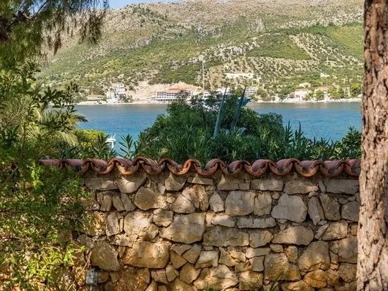 Ev (Three Bedroom Holiday House with Terr)