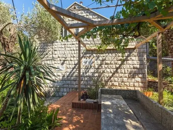 Ev (Three Bedroom Holiday House with Terr)