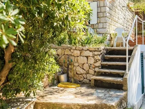 Ev (Three Bedroom Holiday House with Terr)