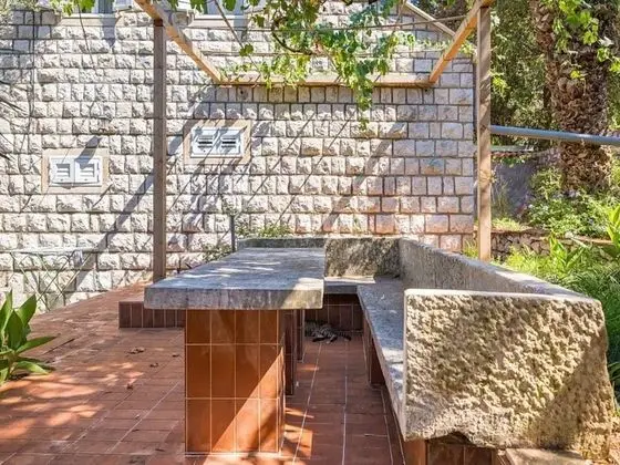 Ev (Three Bedroom Holiday House with Terr)