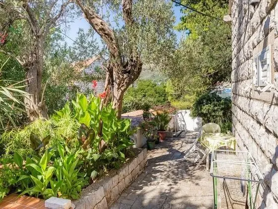 Ev (Three Bedroom Holiday House with Terr)