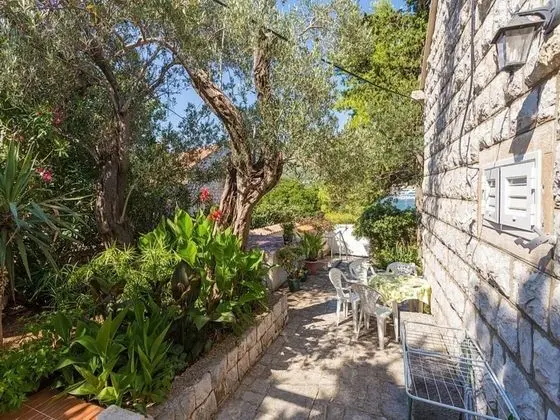 Ev (Three Bedroom Holiday House with Terr)