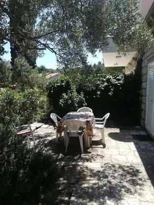 Ev (Three Bedroom Holiday House with Terr)