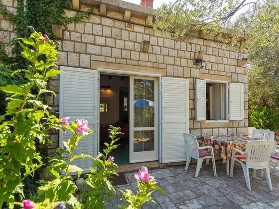 Ev (Three Bedroom Holiday House with Terr)