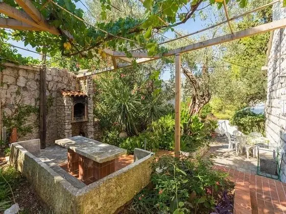 Ev (Three Bedroom Holiday House with Terr)