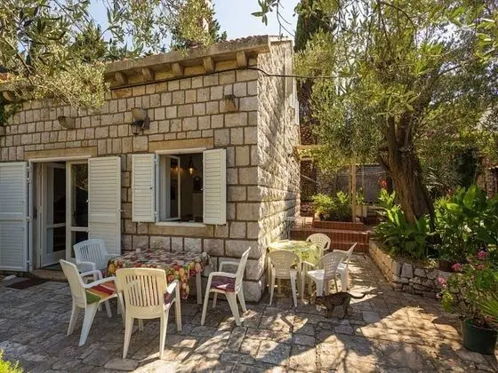 Ev (Three Bedroom Holiday House with Terr)