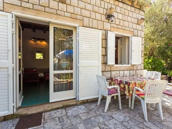 Ev (Three Bedroom Holiday House with Terr)