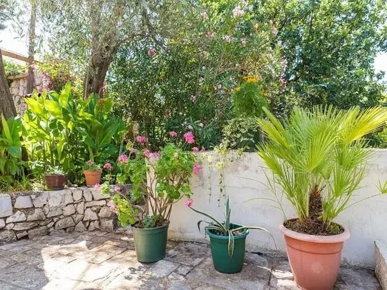 Ev (Three Bedroom Holiday House with Terr)