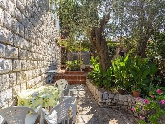 Ev (Three Bedroom Holiday House with Terr)
