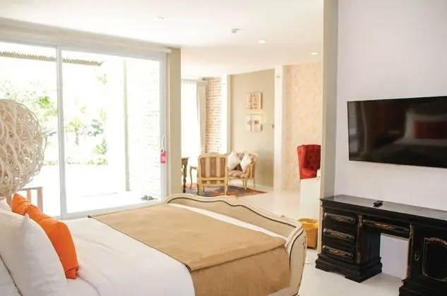 Deluxe Suite Pool Access