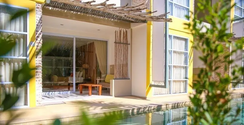 Deluxe Suite Pool Access