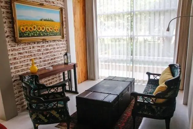 Deluxe Suite Pool Access