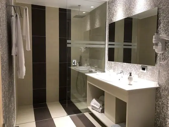 Dört Kişilik Oda, Balkon, Deniz Manzaralı