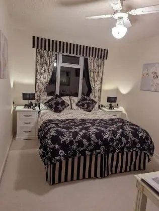 Comfort Tek Büyük Yataklı Oda, Özel Banyo, Bahçe Manzaralı (Hedgerows)