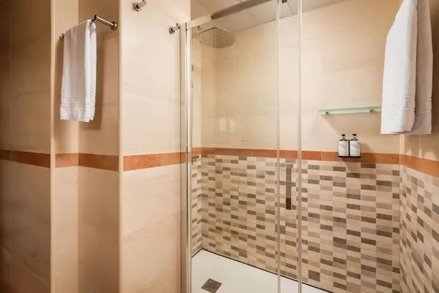 Comfort Tek Büyük veya İki Ayrı Yataklı Oda