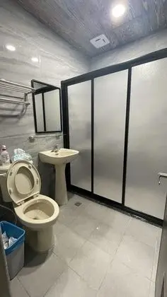 Dört Kişilik Oda, Ortak Banyo