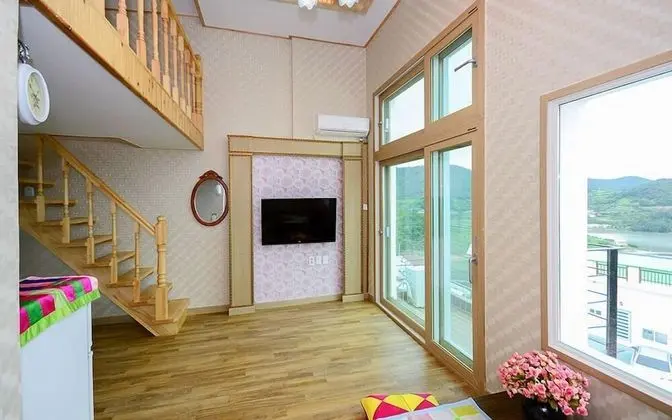 Elite Duplex (2 Guest Rates, Extra person Charge on spot - 1-13yr 10,000KRW, 14yr above 20,000KRW pp