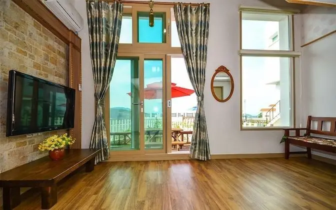 Elite Duplex (2 Guest Rates, Extra person Charge on spot - 1-13yr 10,000KRW, 14yr above 20,000KRW pp