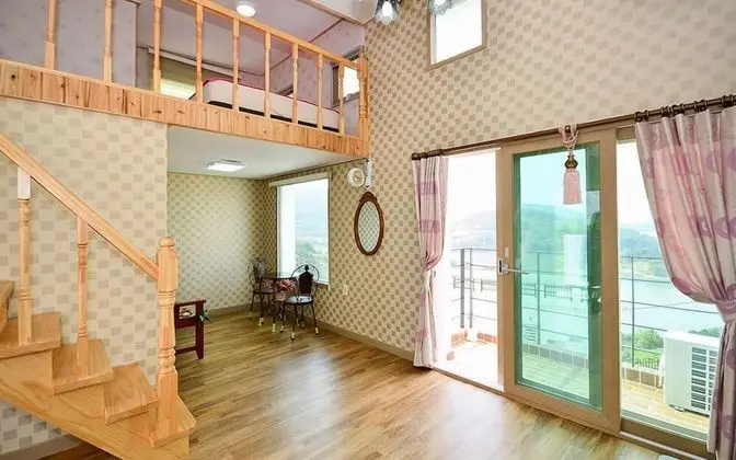 Elite Duplex (2 Guest Rates, Extra person Charge on spot - 1-13yr 10,000KRW, 14yr above 20,000KRW pp