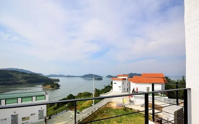 Elite Duplex (2 Guest Rates, Extra person Charge on spot - 1-13yr 10,000KRW, 14yr above 20,000KRW pp