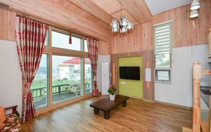 Sun 101 (5 Guests Rates, Extra Person Charge on spot - 1-13yr 10,000KRW, 14yr above 20,000KRW pp)