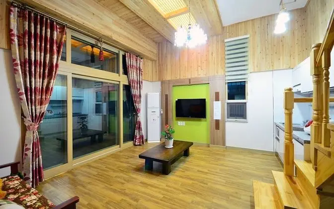 Sun 101 (5 Guests Rates, Extra Person Charge on spot - 1-13yr 10,000KRW, 14yr above 20,000KRW pp)