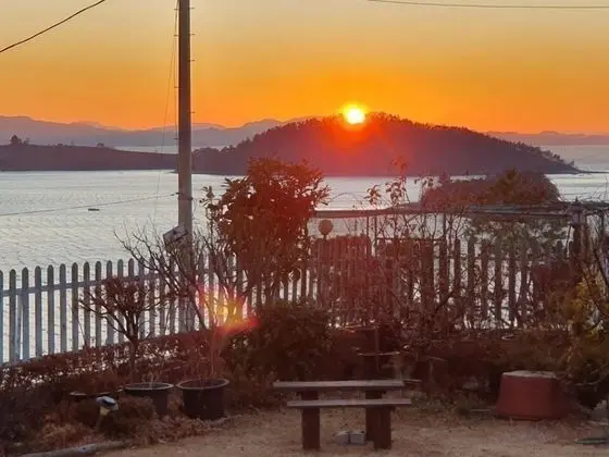 Sun 101 (5 Guests Rates, Extra Person Charge on spot - 1-13yr 10,000KRW, 14yr above 20,000KRW pp)