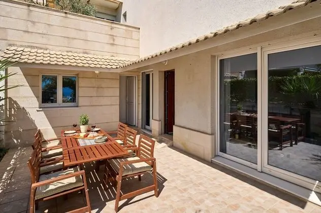 Apart Daire, 2 Yatak Odası, Teras, Zemin Kat