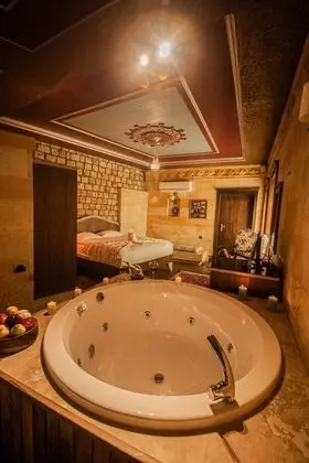 Design Oda, 1 Büyük (Queen) Boy Yatak, Sıcak Su Küveti